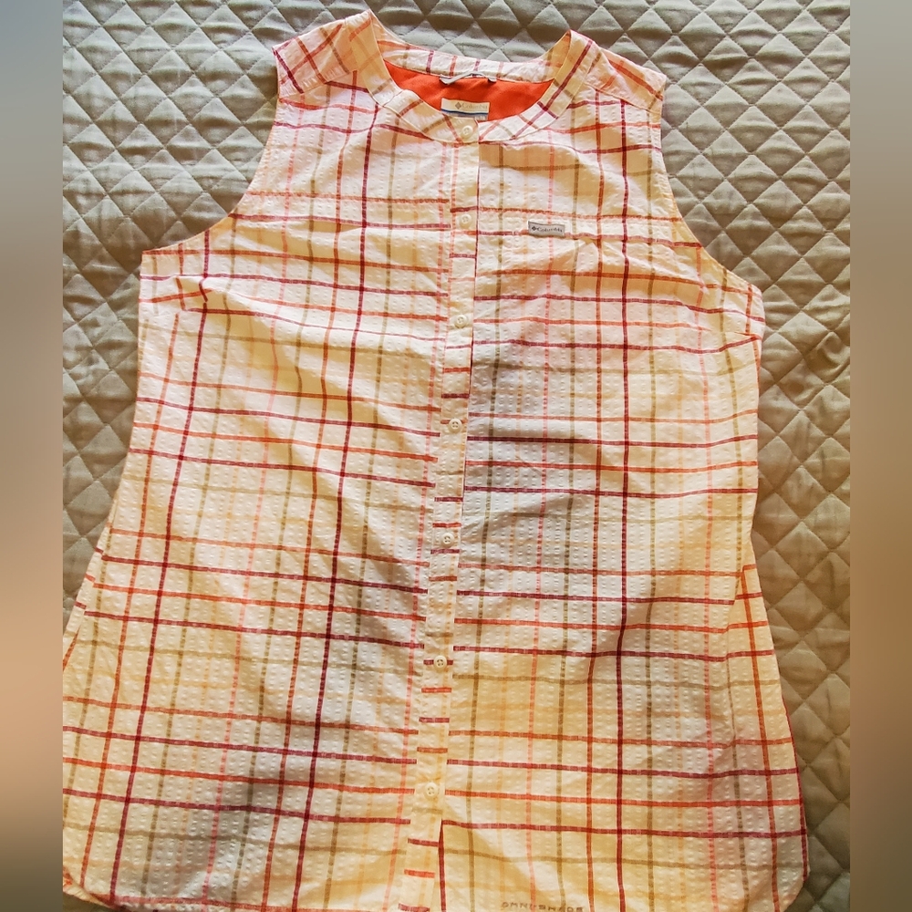 Columbia sleeveless, button down top